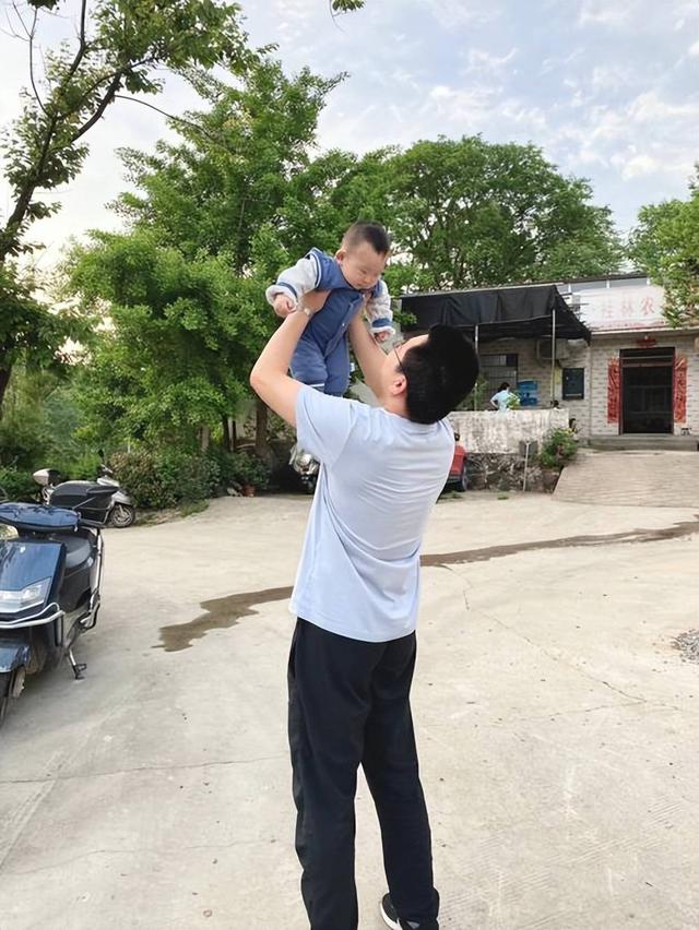 Một người ôm con đến kiệt sức, một người ôm điện thoại thờ ơ: Bức ảnh đó đã khiến hàng nghìn mẹ bỉm bật khóc - Ảnh 2.