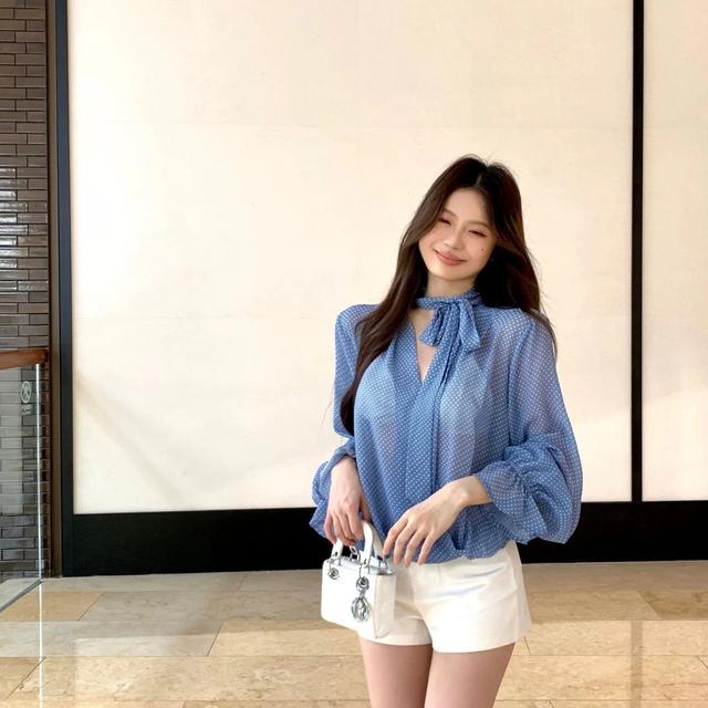 Áo chấm bi nâu và quần jeans ống loe: Công thức old money đầy hoài niệm cho mùa thu - Ảnh 8.