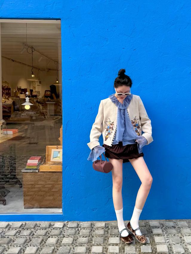 Cardigan m&agrave;u kem, &aacute;o xanh kh&oacute;i v&agrave; gi&agrave;y Mary Jane: Bản phối old money ngọt ng&agrave;o, lạ mắt - Ảnh 2.