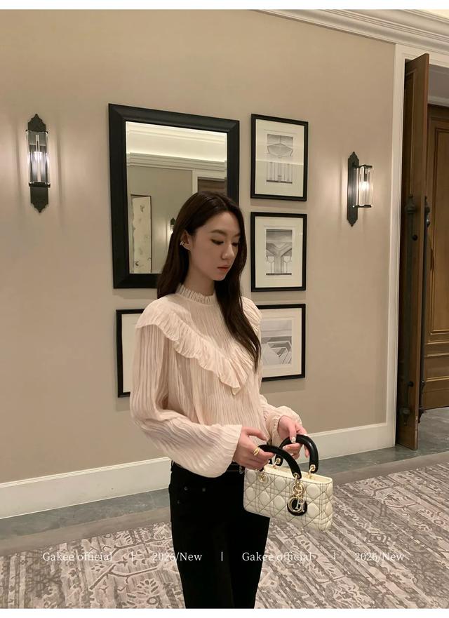 Cardigan m&agrave;u kem, &aacute;o xanh kh&oacute;i v&agrave; gi&agrave;y Mary Jane: Bản phối old money ngọt ng&agrave;o, lạ mắt - Ảnh 6.