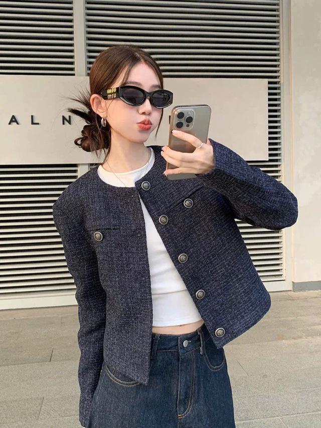 Cardigan m&agrave;u kem, &aacute;o xanh kh&oacute;i v&agrave; gi&agrave;y Mary Jane: Bản phối old money ngọt ng&agrave;o, lạ mắt - Ảnh 7.