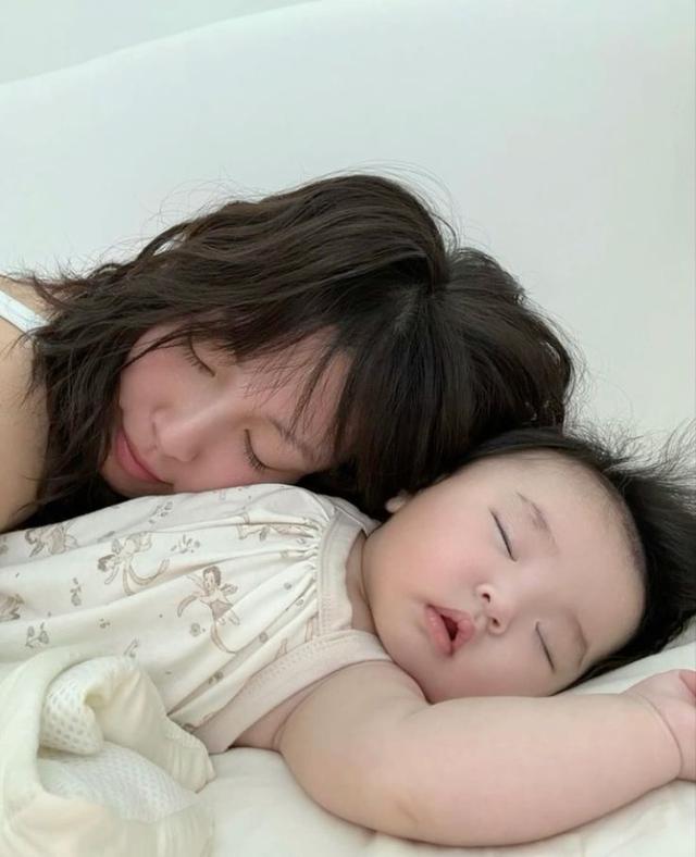 Trẻ thường xuyên ngủ với mẹ sẽ hình thành cảm giác an toàn như thế nào? - Ảnh 2.