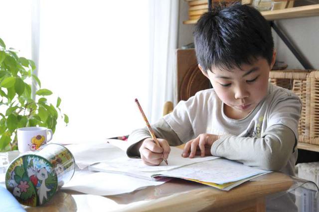 Con làm bài tập mãi không xong, đánh mắng có thực sự hiệu quả? - Ảnh 1.