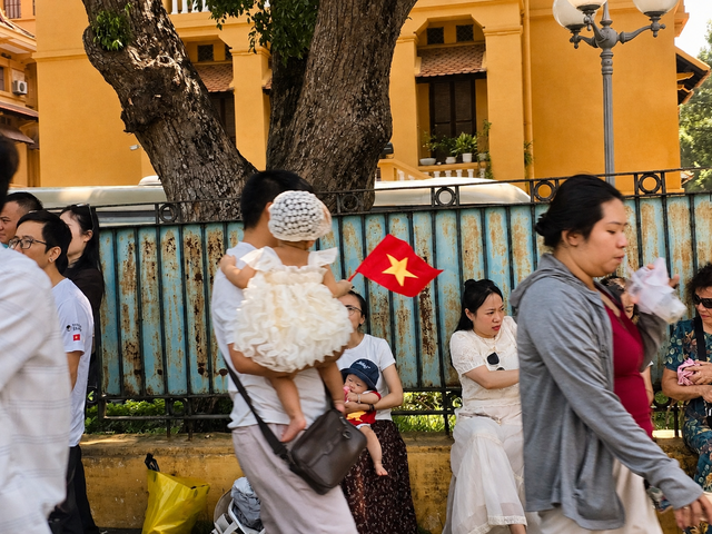 Các em nhỏ siêu đáng yêu cùng gia đình dạo chơi dưới cái nắng rực rỡ trong ngày Tết Độc lập bên Lăng Bác - Ảnh 6.