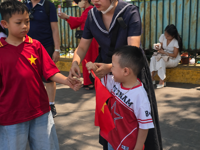Các em nhỏ siêu đáng yêu cùng gia đình dạo chơi dưới cái nắng rực rỡ trong ngày Tết Độc lập bên Lăng Bác - Ảnh 12.