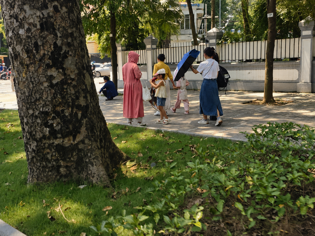 Các em nhỏ siêu đáng yêu cùng gia đình dạo chơi dưới cái nắng rực rỡ trong ngày Tết Độc lập bên Lăng Bác - Ảnh 11.