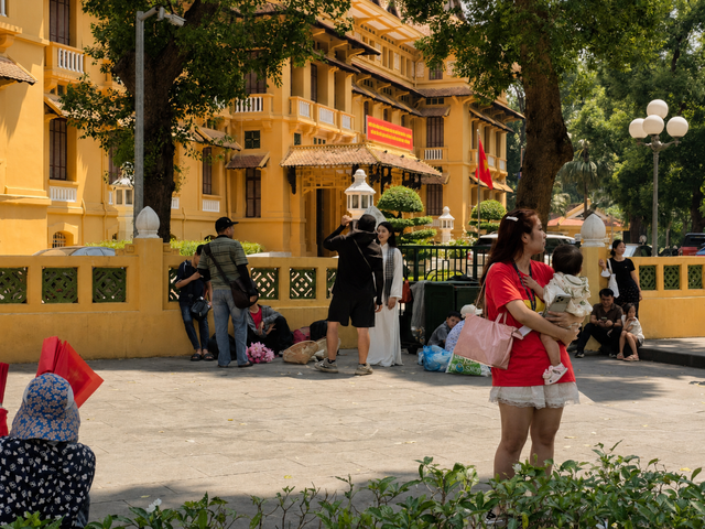 Các em nhỏ siêu đáng yêu cùng gia đình dạo chơi dưới cái nắng rực rỡ trong ngày Tết Độc lập bên Lăng Bác - Ảnh 7.