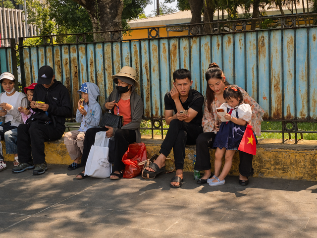 Các em nhỏ siêu đáng yêu cùng gia đình dạo chơi dưới cái nắng rực rỡ trong ngày Tết Độc lập bên Lăng Bác - Ảnh 3.