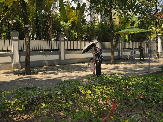 Các em nhỏ siêu đáng yêu cùng gia đình dạo chơi dưới cái nắng rực rỡ trong ngày Tết Độc lập bên Lăng Bác - Ảnh 9.