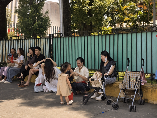 Các em nhỏ siêu đáng yêu cùng gia đình dạo chơi dưới cái nắng rực rỡ trong ngày Tết Độc lập bên Lăng Bác - Ảnh 5.