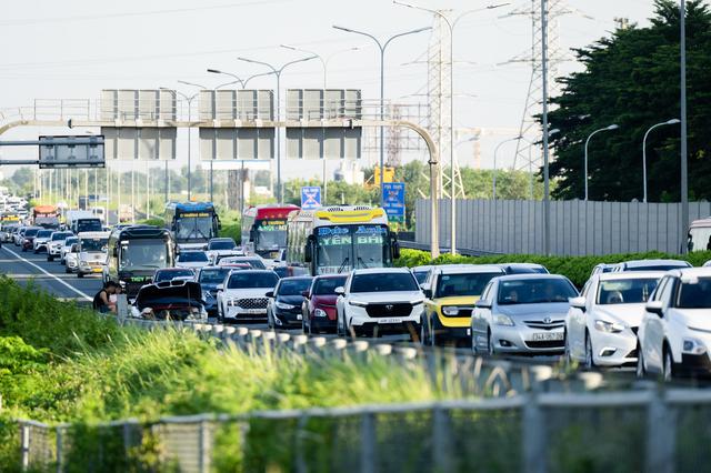 Cảnh b&aacute;o &ugrave;n tắc giao th&ocirc;ng tại H&agrave; Nội v&agrave; TP . HCM sau lễ Quốc kh&aacute;nh 2026 - Ảnh 9.