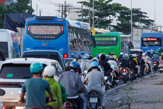 Cảnh b&aacute;o &ugrave;n tắc giao th&ocirc;ng tại H&agrave; Nội v&agrave; TP . HCM sau lễ Quốc kh&aacute;nh 2026 - Ảnh 11.