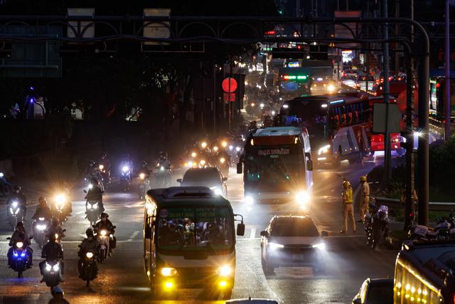Cảnh b&aacute;o &ugrave;n tắc giao th&ocirc;ng tại H&agrave; Nội v&agrave; TP . HCM sau lễ Quốc kh&aacute;nh 2026 - Ảnh 17.