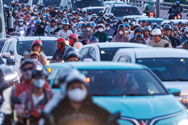 Cảnh b&aacute;o &ugrave;n tắc giao th&ocirc;ng tại H&agrave; Nội v&agrave; TP . HCM sau lễ Quốc kh&aacute;nh 2026 - Ảnh 12.