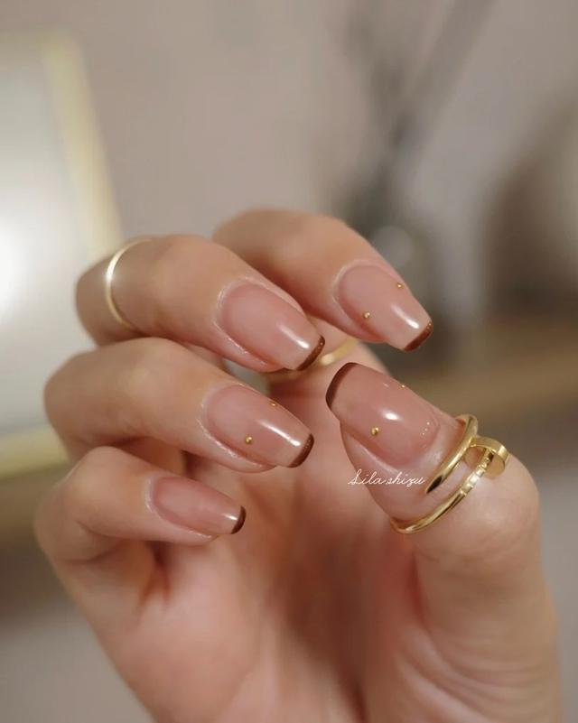 Nail màu cà phê là lựa chọn “chân ái” của mùa thu 2026: Đẹp tinh tế kiểu old money - Ảnh 2.