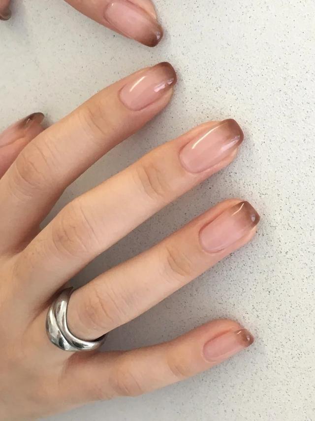 Nail màu cà phê là lựa chọn “chân ái” của mùa thu 2026: Đẹp tinh tế kiểu old money - Ảnh 5.