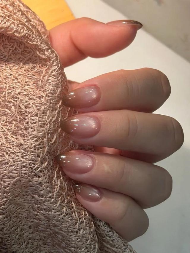 Nail màu cà phê là lựa chọn “chân ái” của mùa thu 2026: Đẹp tinh tế kiểu old money - Ảnh 6.