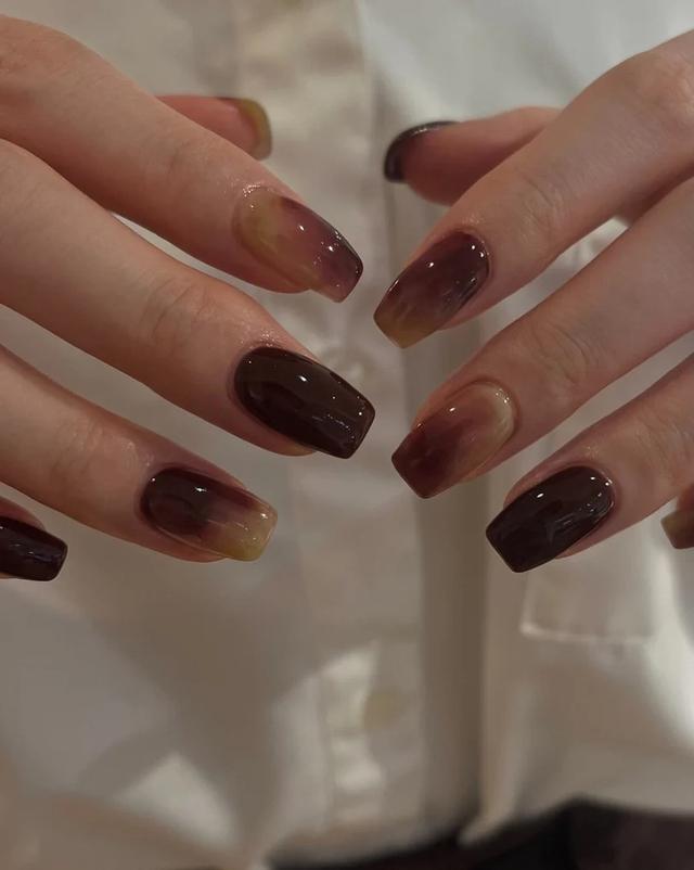 Nail màu cà phê là lựa chọn “chân ái” của mùa thu 2026: Đẹp tinh tế kiểu old money - Ảnh 7.