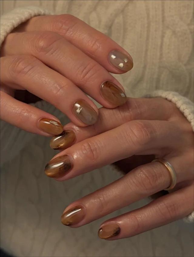 Nail màu cà phê là lựa chọn “chân ái” của mùa thu 2026: Đẹp tinh tế kiểu old money - Ảnh 10.
