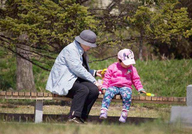 1 kieur bất hiếu mới đang âm thầm xuất hiện: Cha mẹ không nhận ra, thậm chí còn tự hào khoe con - Ảnh 2.