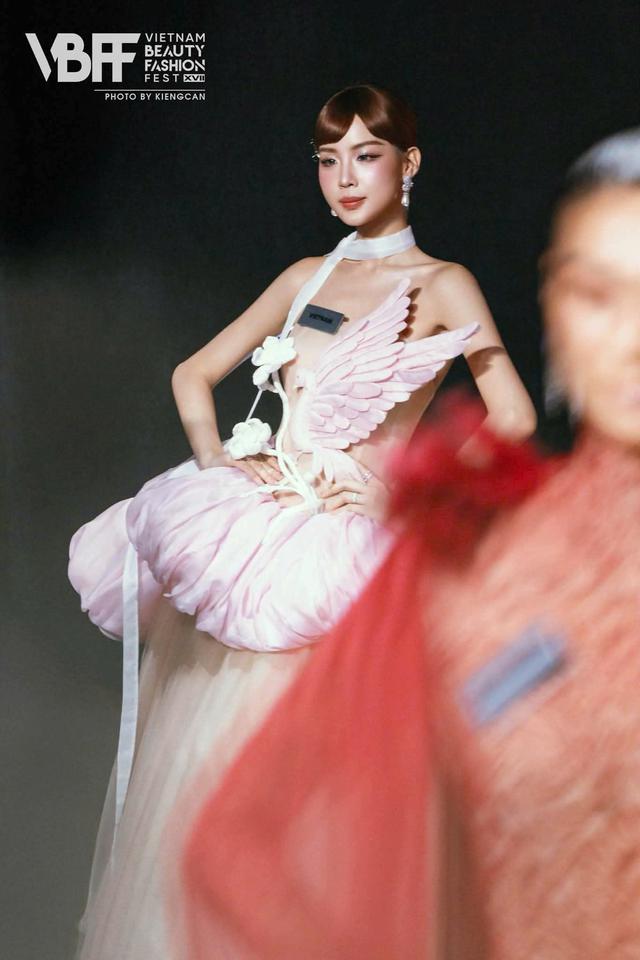 Phía sau khoảnh khắc Bảo Ngọc giành chiến thắng Top Model khu vực châu Á tại Miss World 2026 - Ảnh 1. Phía sau khoảnh khắc Bảo Ngọc giành chiến thắng Top Model khu vực châu Á tại Miss World 2026 - Ảnh 1.