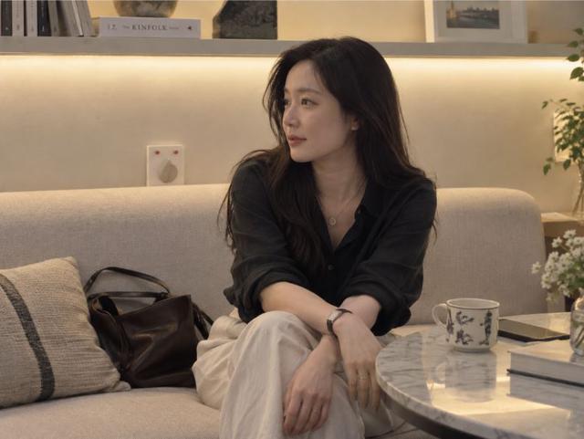 Họp lớp sau 10 năm, cô gái mượn xe sang, thuê đồ hiệu để