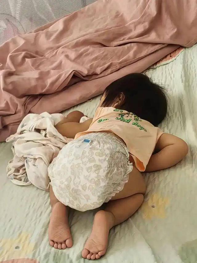 7 điều bố mẹ cần kiểm tra nếu bé ngủ cứ lăn qua lăn lại - Ảnh 2.