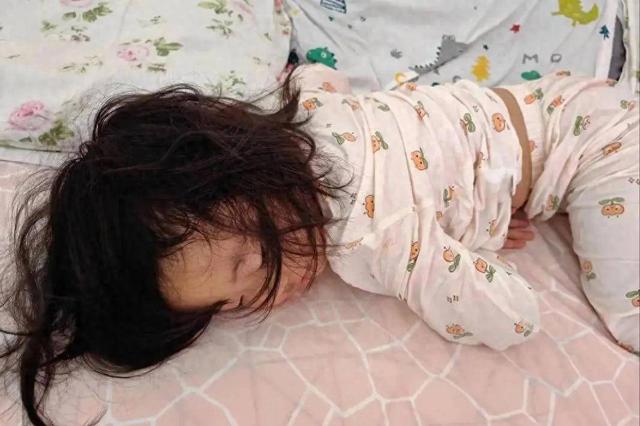 7 điều bố mẹ cần kiểm tra nếu bé ngủ cứ lăn qua lăn lại - Ảnh 3.