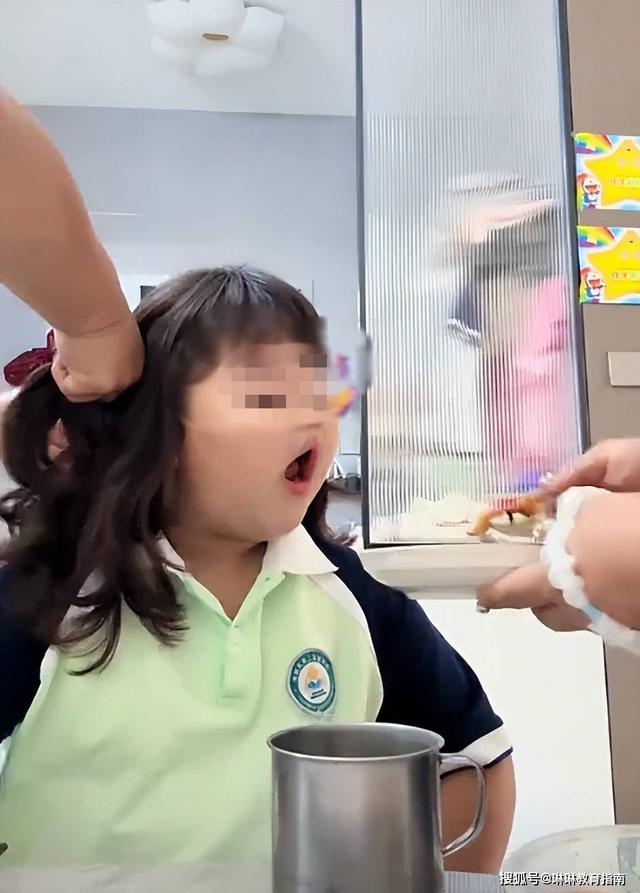 Khoe con gái mới 6 tuổi nặng 45kg, khi cô bé ngẩng đầu khiến dân tình lên tiếng:
