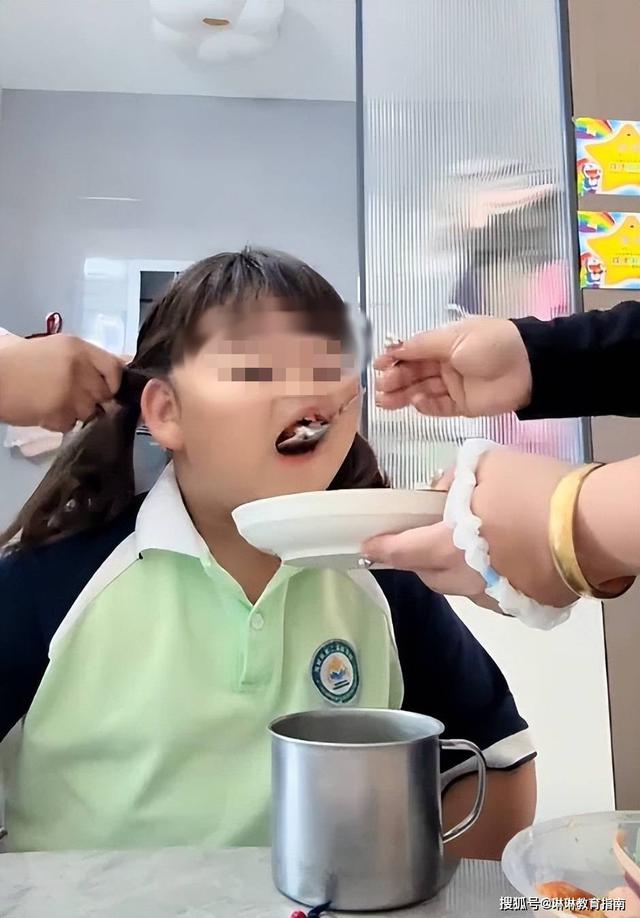 Khoe con gái mới 6 tuổi nặng 45kg, khi cô bé ngẩng đầu khiến dân tình lên tiếng: