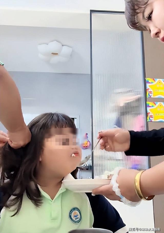 Khoe con gái mới 6 tuổi nặng 45kg, khi cô bé ngẩng đầu khiến dân tình lên tiếng: