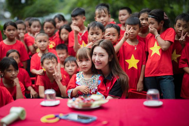 Thúy Ngân xắn quần lội suối lên điểm trường Điện Biên, lần đầu làm