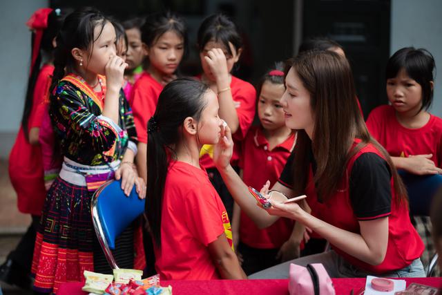 Thúy Ngân xắn quần lội suối lên điểm trường Điện Biên, lần đầu làm