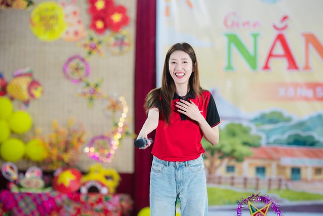 Thúy Ngân xắn quần lội suối lên điểm trường Điện Biên, lần đầu làm