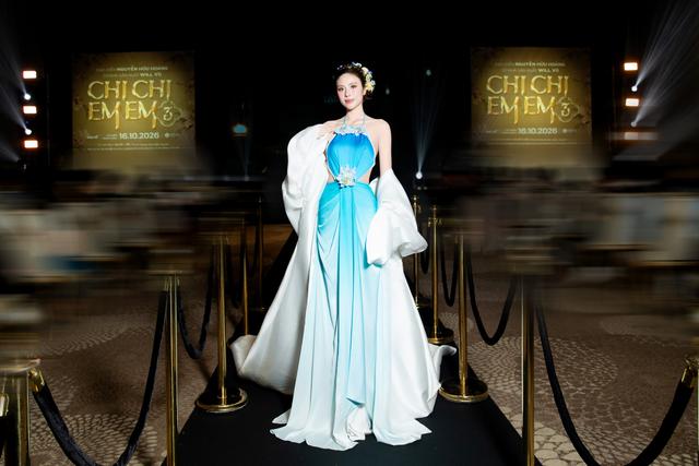 Hoa hậu Tô Diệp Hà lần đầu lên thảm đỏ với tư cách diễn viên, đọ sắc cùng