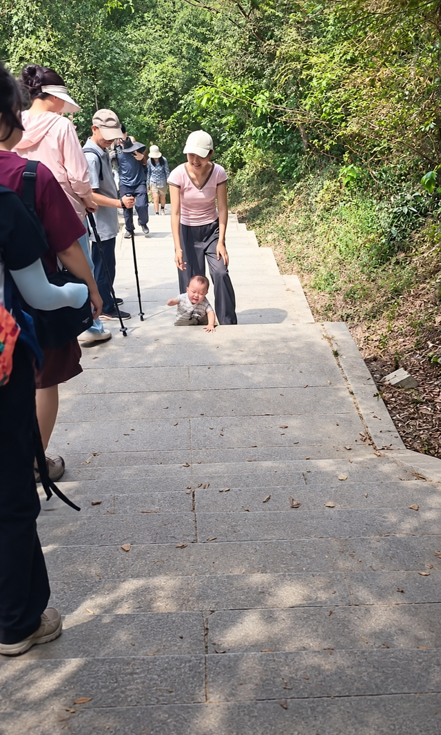 Bố mẹ để con nhỏ 9 tháng tuổi bò bằng tay chân trần lên núi khiến dân mạng bùng nổ tranh cãi - Ảnh 1.
