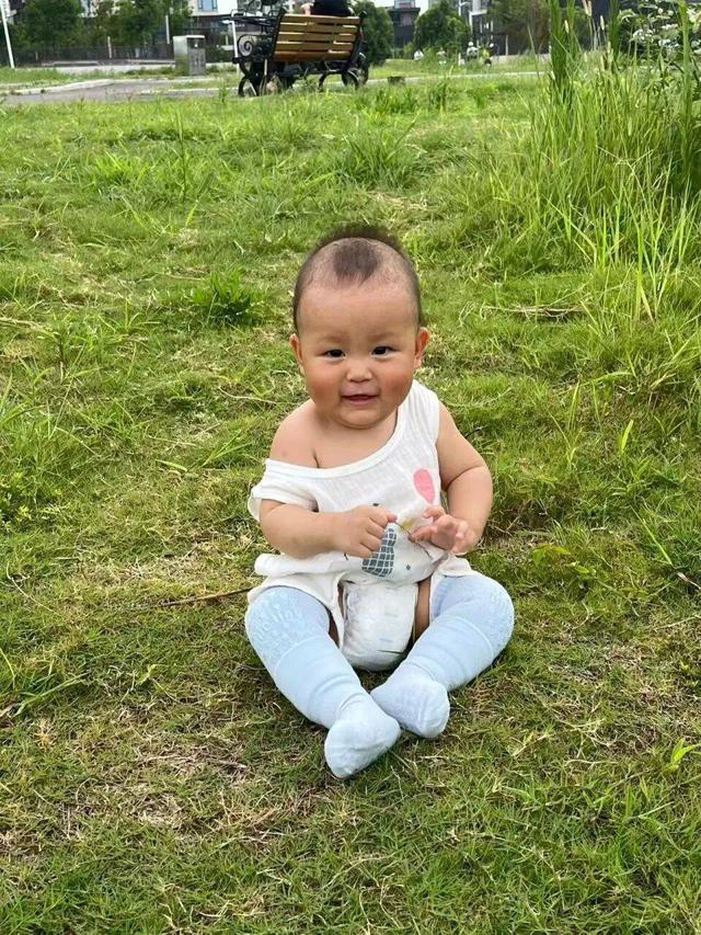 Bố mẹ để con nhỏ 9 tháng tuổi bò bằng tay chân trần lên núi khiến dân mạng bùng nổ tranh cãi - Ảnh 2.
