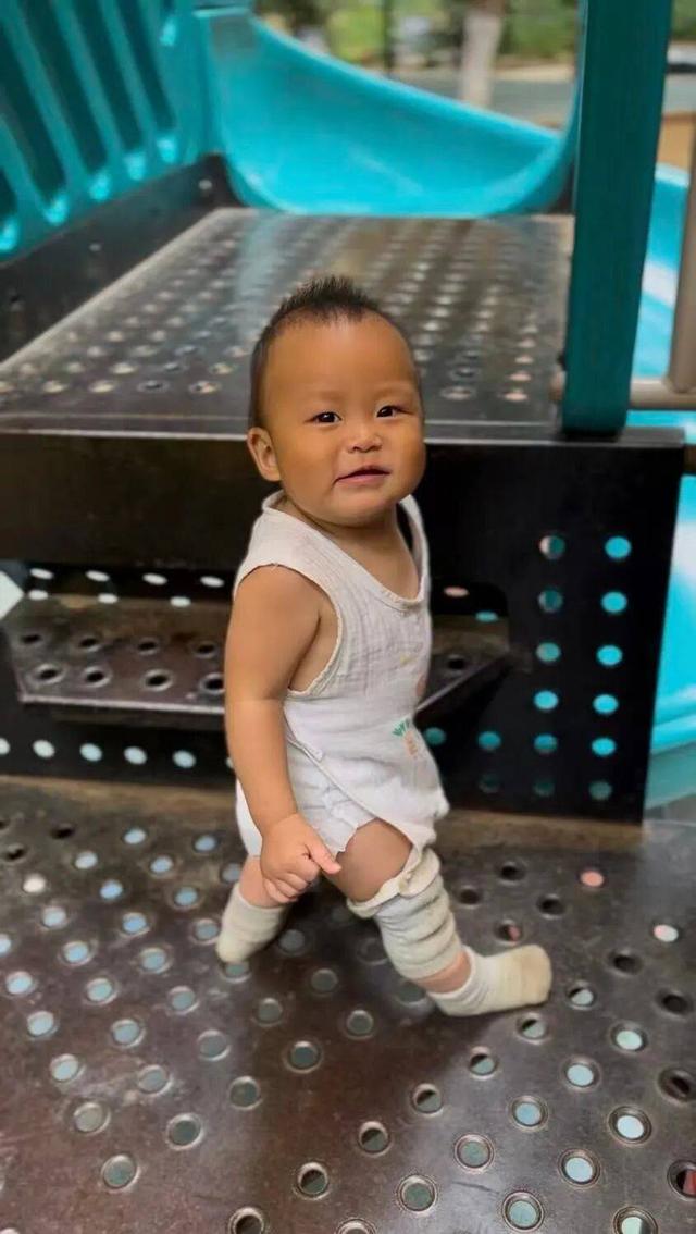 Bố mẹ để con nhỏ 9 tháng tuổi bò bằng tay chân trần lên núi khiến dân mạng bùng nổ tranh cãi - Ảnh 4.