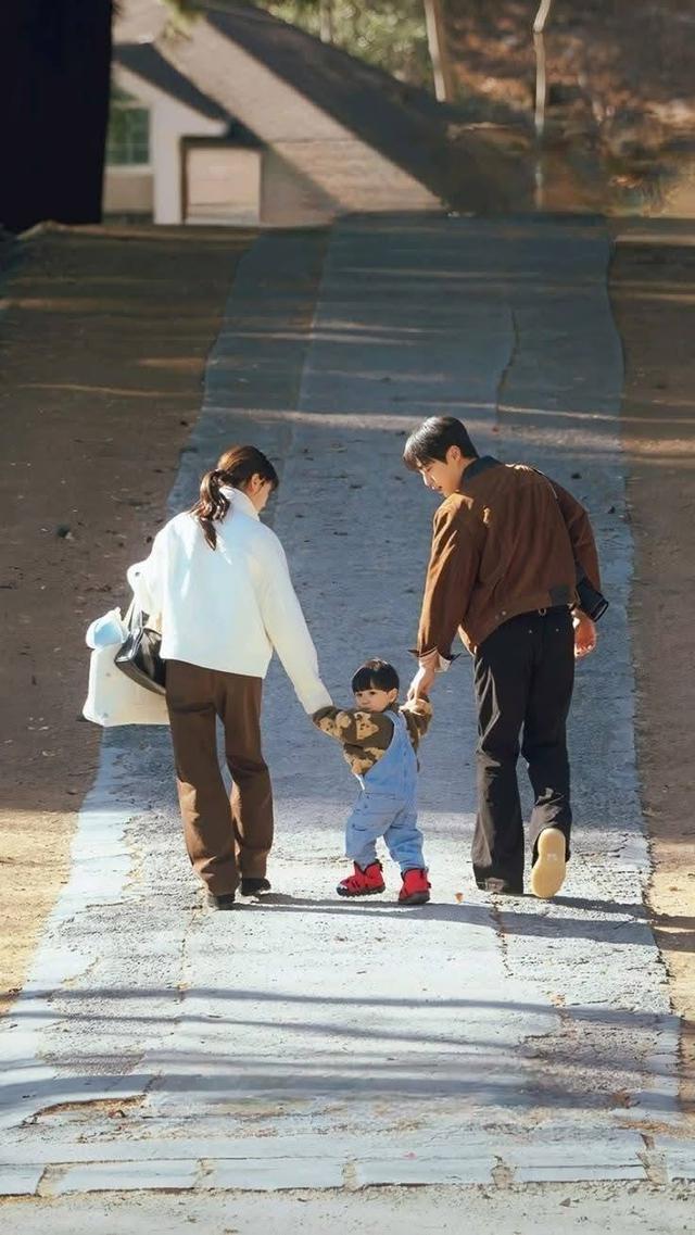 Sự an tâm của đưa trẻ trong gia đình mình bắt đầu từ câu: “Không sao, cả nhà cùng giải quyết” - Ảnh 4.