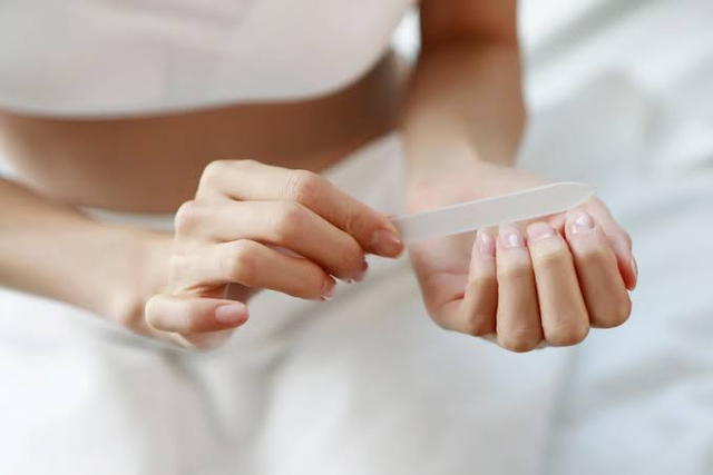 Cảnh b&aacute;o về m&oacute;ng tay gi&ograve;n v&agrave; g&atilde;y: 8 Vitamin v&agrave; kho&aacute;ng chất cần bổ sung ngay - Ảnh 3.