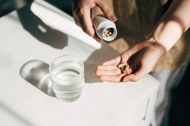 Cảnh b&aacute;o về m&oacute;ng tay gi&ograve;n v&agrave; g&atilde;y: 8 Vitamin v&agrave; kho&aacute;ng chất cần bổ sung ngay - Ảnh 5.