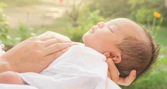 Trẻ sơ sinh chưa đầy tháng có được bế ra ngoài không? - Ảnh 2.