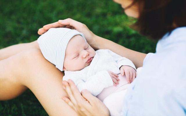Trẻ sơ sinh chưa đầy tháng có được bế ra ngoài không? - Ảnh 4.