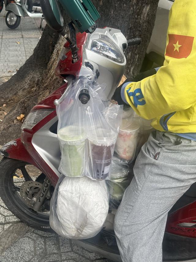 Shipper lớn tuổi làm đổ 6 ly nước và cách xử lý tình huống ấm lòng từ chủ quán - Ảnh 3. Shipper lớn tuổi làm đổ 6 ly nước và cách xử lý tình huống ấm lòng từ chủ quán - Ảnh 3.