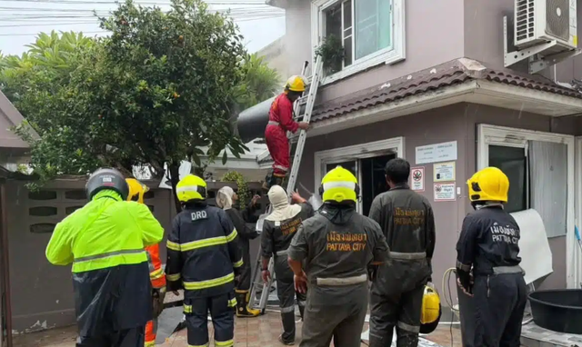 Trang trại cần sa Th&aacute;i Lan bốc ch&aacute;y khiến h&agrave;ng x&oacute;m đau đầu v&agrave; ch&oacute;ng mặt - Ảnh 1.