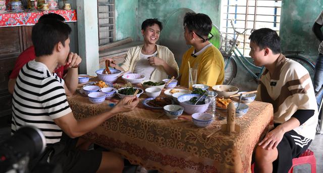Bùi Công Nam lo sợ việc nấu cơm cho 5 đứa trẻ sẽ thành “ký ức kinh hoàng” - Ảnh 4.