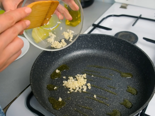 Sự thật về dầu ăn chi&ecirc;n r&aacute;n v&agrave; c&aacute;ch chọn lọai dầu ph&ugrave; hợp cho sức khỏe - Ảnh 4.