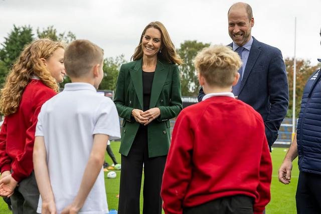 William v&agrave; Kate bất ngờ gặp gỡ gia đ&igrave;nh Rob Burrow tại sự kiện thể thao &yacute; nghĩa - Ảnh 4.