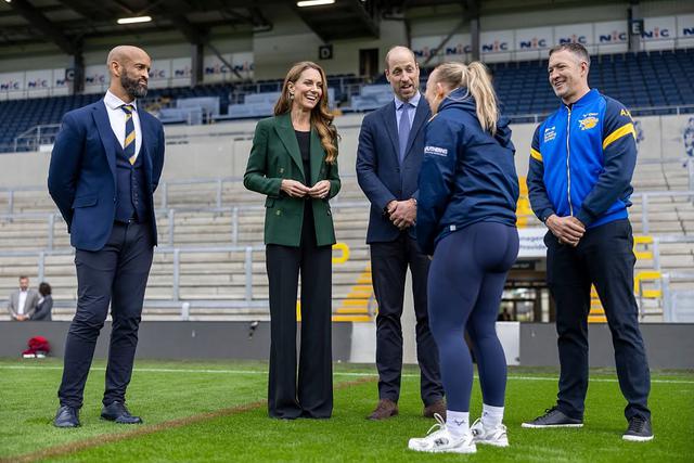 William v&agrave; Kate bất ngờ gặp gỡ gia đ&igrave;nh Rob Burrow tại sự kiện thể thao &yacute; nghĩa - Ảnh 3.