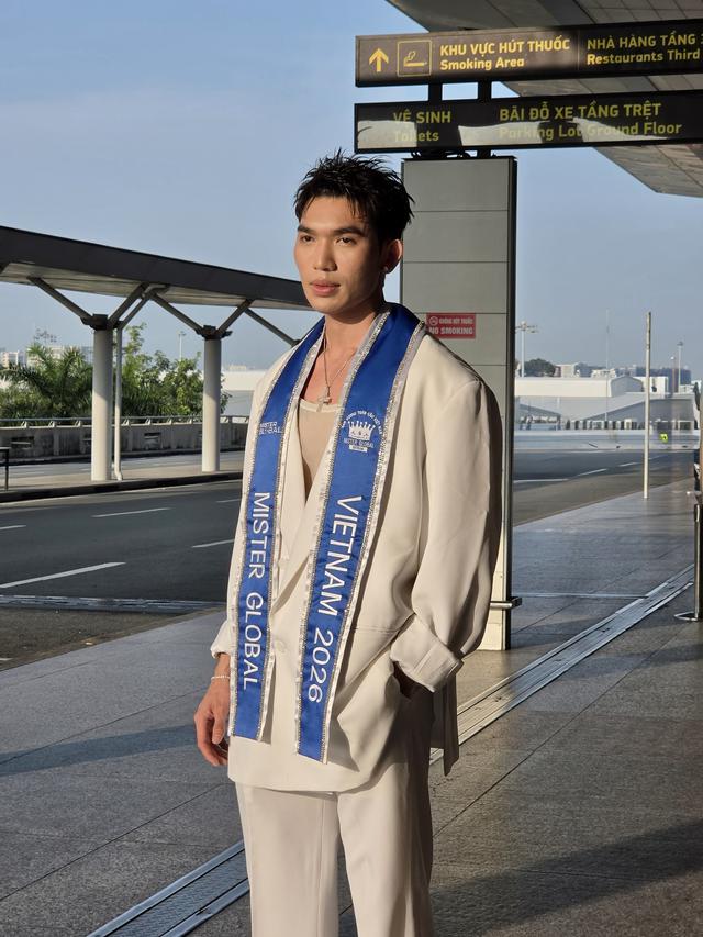 Trương Trọng Hiếu mang 70 kg hành lý lên đường thi Mister Global 2026 - Ảnh 2.